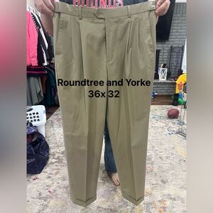 Roundtree & Yorke Men’s Chinos in Khaki Tan